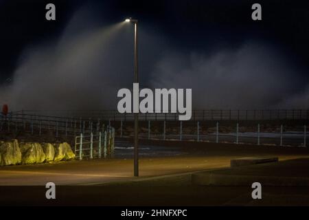 Morecambe, Lancashire, Großbritannien. 16th. Februar 2022. Storm Dudley peitscht bei Flut hohe Wellen des Grosvenor Breakwater Kredit: PN News/Alamy Live News Stockfoto