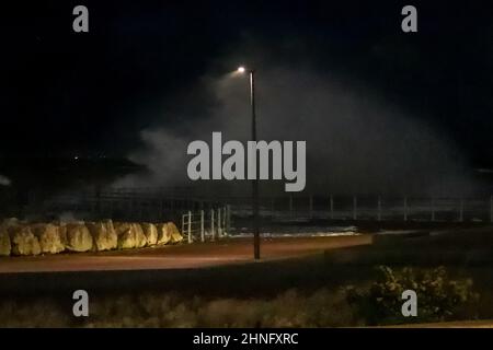 Morecambe, Lancashire, Großbritannien. 16th. Februar 2022. Storm Dudley peitscht bei Flut hohe Wellen des Grosvenor Breakwater Kredit: PN News/Alamy Live News Stockfoto