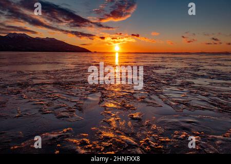 Der Sonnenuntergang leuchtet über dem Cook Inlet und dem Quellgebiet von Turnagain Arm in der Nähe von Anchorage, Alaska. Stockfoto