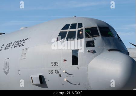 Ein Pilot der US-Luftwaffe, der der Airlift Squadron 37th vom Luftwaffenstützpunkt Ramstein, Deutschland, zugewiesen wurde, führt Flugkontrollen an einem C-130J Super Hercules Flugzeug am Flughafen Rzeszów-Jasionka, Polen, durch, 13. Februar 2022. Als Teil seiner primären Funktion zur Durchführung von Global Airlift hat die C-130J an vielen Fracht- und Passagiertransporten teilgenommen. Zur Unterstützung von Alliierten und Partnern in der Region wurden mehrere Flugzeuge eingesetzt, um Fracht und Passagiere der US-Armee für die 82nd Airborne Division zu transportieren. (USA Luftwaffe Foto von Senior Airman Taylor Slater) Stockfoto