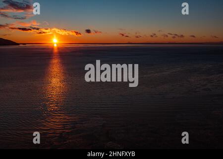 Der Sonnenuntergang leuchtet über dem Cook Inlet und dem Quellgebiet von Turnagain Arm in der Nähe von Anchorage, Alaska. Stockfoto