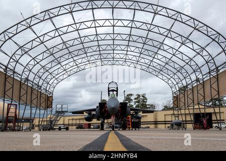 Ein F-15E Strike Eagle sitzt auf der Fluglinie des Luftwaffenstützpunktes Seymour Johnson, North Carolina, 3. Februar 2022. Der Strike Eagle ist ein Kämpfer mit zwei Rollen, der für die Durchführung von Luft-Luft- und Luft-zu-Boden-Missionen entwickelt wurde. (USA Luftwaffe Foto von Airman 1st Klasse Sabrina Fuller) Stockfoto