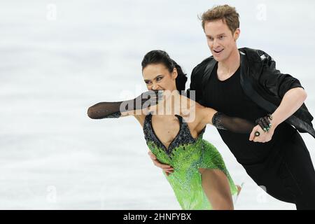 Peking, China. 12th. Februar 2022. Madison Chock Evan Bates (USA) Figure Skating: Ice Dance Rhythm Dance während der Olympischen Winterspiele 2022 in Peking im Capital Indoor Stadium in Peking, China. Kredit: Koji Aoki/AFLO SPORT/Alamy Live Nachrichten Stockfoto