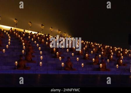 Pathum Thani, Thailand. 16th. Februar 2022. Wat Phra Dhammakaya organisierte die Virtual International Magha Puja Zeremonie, indem er eine Million Laternen als Hommage an den Buddha und die Umgehung von Dhammakaya Cetiya durch die Mönche anzommen hat und die Dhammacakka Chantingfeier. Die Mönche auf der ganzen Welt singen, meditieren und verbreiten liebende Güte an alle für den Weltfrieden und die Sicherheit von COVID-19. (Foto: Adirach Toumlamoon/Pacific Press) Quelle: Pacific Press Media Production Corp./Alamy Live News Stockfoto