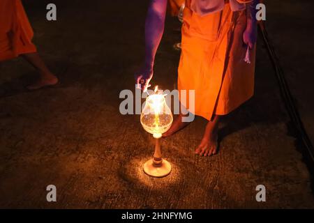 Pathum Thani, Thailand. 16th. Februar 2022. Wat Phra Dhammakaya organisierte die Virtual International Magha Puja Zeremonie, indem er eine Million Laternen als Hommage an den Buddha und die Umgehung von Dhammakaya Cetiya durch die Mönche anzommen hat und die Dhammacakka Chantingfeier. Die Mönche auf der ganzen Welt singen, meditieren und verbreiten liebende Güte an alle für den Weltfrieden und die Sicherheit von COVID-19. (Foto: Adirach Toumlamoon/Pacific Press) Quelle: Pacific Press Media Production Corp./Alamy Live News Stockfoto