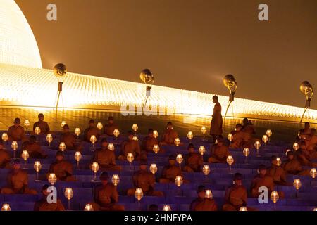 Pathum Thani, Thailand. 16th. Februar 2022. Wat Phra Dhammakaya organisierte die Virtual International Magha Puja Zeremonie, indem er eine Million Laternen als Hommage an den Buddha und die Umgehung von Dhammakaya Cetiya durch die Mönche anzommen hat und die Dhammacakka Chantingfeier. Die Mönche auf der ganzen Welt singen, meditieren und verbreiten liebende Güte an alle für den Weltfrieden und die Sicherheit von COVID-19. (Foto: Adirach Toumlamoon/Pacific Press) Quelle: Pacific Press Media Production Corp./Alamy Live News Stockfoto