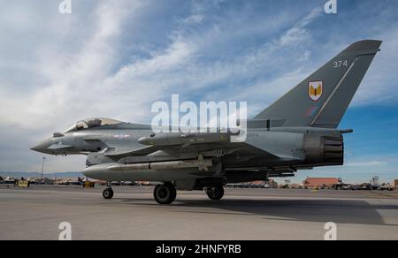 Ein Taifun FGR4, der 1 (Fighter) Squadron, RAF Lossiemouth, Großbritannien, zugewiesen wurde, nimmt während des Red Flag-Nellis 22-1. Januar 31 2022 ein Taxi, um zu einer Mission zu starten. 1 (Fighter) Squadron ist eine von 32 Einheiten aus den Vereinigten Staaten, Großbritannien (Royal Air Force) und Australien (Royal Australian Air Force), die an Red Flag-Nellis 22-1 teilnehmen. (USA Luftwaffe Foto von William R. Lewis) Stockfoto