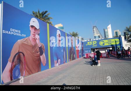 Doha, Katar. 16th. Februar 2022. Die Ausgabe 30th der Qatar ExxonMobil Open startete im Khalifa International Tennis and Squash Complex in Doha.mehrere Top-Spieler, darunter Denis Shapovalov, Andy Murray, Gael Monfils, Robert Bautisto Abut und Nikoloz Basilashvili, werden um den Titel kämpfen. Es ist Teil der ATP Tour 250 der ATP Tour 2022, die vom 14. Bis 21. Februar 2022 in Katar stattfand. Das Turnier wurde erstmals 1993 ausgetragen und findet seitdem jedes Jahr statt. (Foto: Sidhik Keerantakath/Pacific Press) Quelle: Pacific Press Media Production Corp./Alamy Live News Stockfoto