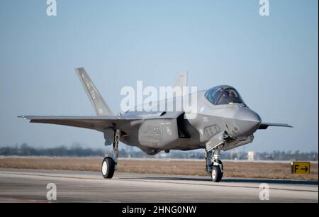 Ein F-35A Lightning II, der dem 308th Fighter Squadron, Luke Air Force Base, Arizona, zugewiesen wurde, taxis die Fluglinie auf der Tyndall AFB, Florida, 27. Januar 2022. Lukes F-35s reiste nach Tyndall, um an einer Kopfsteinpflasterübung für Kampfflugzeuge der 5th. Generation und Pilotenausbildung teilzunehmen. (USA Luftwaffe Foto von Airman 1st Klasse Anabel Del Valle) Stockfoto