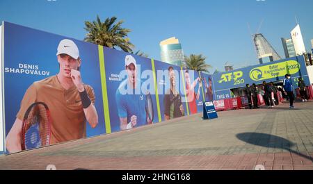 Doha, Katar. 16th. Februar 2022. Die Ausgabe 30th der Qatar ExxonMobil Open startete im Khalifa International Tennis and Squash Complex in Doha.mehrere Top-Spieler, darunter Denis Shapovalov, Andy Murray, Gael Monfils, Robert Bautisto Abut und Nikoloz Basilashvili, werden um den Titel kämpfen. Es ist Teil der ATP Tour 250 der ATP Tour 2022, die vom 14. Bis 21. Februar 2022 in Katar stattfand.das Turnier wurde erstmals 1993 ausgetragen und findet seitdem jedes Jahr statt. (Bild: © Sidhik Keerantakath/Pacific Press via ZUMA Press Wire) Stockfoto