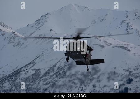 Eine Alaska Army National Guard UH-60 Black Hawk, die 1st Bataillon, 207th Aviation Truppenkommando, zugewiesen wurde, fliegt über die Malemute Drop Zone auf der Joint Base Elmendorf-Richardson, Alaska, 10. Februar 2022. Der Black Hawk wurde als Teil eines Hubschrauberflugtrainings mit den 3rd Air Support Operations eingesetzt. (USA Luftwaffe Foto von Airman 1st Klasse Julia Lebens) Stockfoto