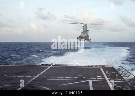 220214-N-LI768-1153 PHILIPPINISCHES MEER (FEB 14, 2022) – ein MQ-8B Fire Scout landet auf dem Flugdeck des Littoral Combat Ship USS Tulsa (LCS 16) mit der Variante Independence. Tulsa, Teil von Destroyer Squadron (DESRON) 7, ist im Rotationseinsatz und arbeitet im US-amerikanischen Flottenbereich 7th, um die Interoperabilität mit Partnern zu verbessern und als einsatzbereite Kraft zur Unterstützung einer freien und offenen Region im Indo-Pazifik-Raum zu fungieren. (USA Navy Foto von Mass Communication Specialist 1st Class Devin M. langer) Stockfoto