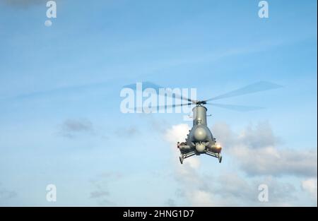 220214-N-LI768-1123 PHILIPPINISCHES MEER (FEB 14, 2022) – ein MQ-8B Fire Scout schwebt über dem Flugdeck des Litoral Combat Ship USS Tulsa (LCS 16). Tulsa, Teil von Destroyer Squadron (DESRON) 7, ist im Rotationseinsatz und arbeitet im US-amerikanischen Flottenbereich 7th, um die Interoperabilität mit Partnern zu verbessern und als einsatzbereite Kraft zur Unterstützung einer freien und offenen Region im Indo-Pazifik-Raum zu fungieren. (USA Navy Foto von Mass Communication Specialist 1st Class Devin M. langer) Stockfoto