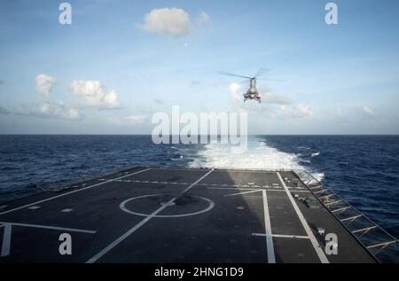 220214-N-LI768-1121 PHILIPPINISCHES MEER (FEB 14, 2022) – ein MQ-8B Fire Scout schwebt über dem Flugdeck des Litoral Combat Ship USS Tulsa (LCS 16). Tulsa, Teil von Destroyer Squadron (DESRON) 7, ist im Rotationseinsatz und arbeitet im US-amerikanischen Flottenbereich 7th, um die Interoperabilität mit Partnern zu verbessern und als einsatzbereite Kraft zur Unterstützung einer freien und offenen Region im Indo-Pazifik-Raum zu fungieren. (USA Navy Foto von Mass Communication Specialist 1st Class Devin M. langer) Stockfoto