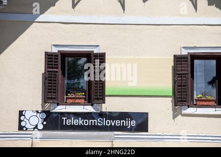 Bild des Logos der Telekom Slovenije, aufgenommen an einem sonnigen Nachmittag in ihrem Geschäft in Bled. Telekom Slovenije ist eine slowenische Telekommunikation Stockfoto