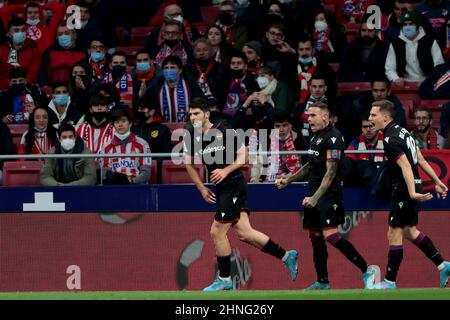 Madrid, Spanien. 16th. Februar 2022. Madrid Spanien; 02.16.2022.- Atletico de Madrid gegen Levante UD-Spiel des Spieltags der Spanischen Fußballliga 21, das im Santiago Bernabeu Stadion in Madrid ausgetragen wird. Levante Spieler die Spieler von Melero werden das Tor sehen. Endergebnis 0-1 Tor von Gonzalo Melero 54  Kredit: Juan Carlso Rojas/dpa/Alamy Live News Stockfoto