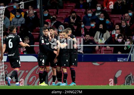 Madrid, Spanien. 16th. Februar 2022. Madrid Spanien; 02.16.2022.- Atletico de Madrid gegen Levante UD-Spiel des Spieltags der Spanischen Fußballliga 21, das im Santiago Bernabeu Stadion in Madrid ausgetragen wird. Levante Spieler die Spieler von Melero werden das Tor sehen. Endergebnis 0-1 Tor von Gonzalo Melero 54  Kredit: Juan Carlso Rojas/dpa/Alamy Live News Stockfoto