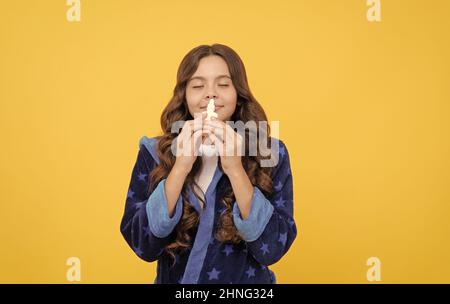 Keine sucht. Gegen laufende Nase und Allergie. Bestes Mittel. Präsentiert nützliche Nasenspray. Stockfoto