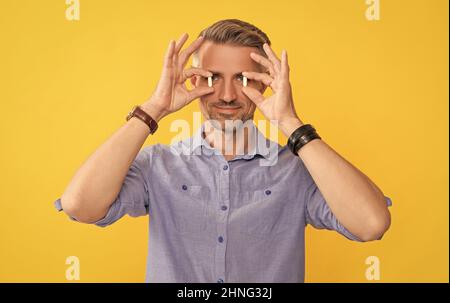 Männlich bieten Schmerzmittel. Glücklicher Mann Einnahme von Medikamenten Pillen. Drogengeschäft. Mann nehmen Medikamente. Stockfoto