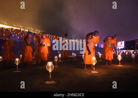 Pathum Thani, Thailand. 16th. Februar 2022. Wat Phra Dhammakaya organisierte die Virtual International Magha Puja Zeremonie, indem er eine Million Laternen als Hommage an den Buddha und die Umgehung von Dhammakaya Cetiya durch die Mönche anzommen hat und die Dhammacakka Chantingfeier. Die Mönche auf der ganzen Welt singen, meditieren und verbreiten liebende Güte an alle für den Weltfrieden und die Sicherheit von COVID-19. (Bild: © Adirach Toumlamoon/Pacific Press via ZUMA Press Wire) Stockfoto