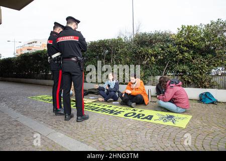 Rom, Italien. 16th. Februar 2022. Extinction Rebellion-Aktivisten setzen ihren Hungerstreik fort und demonstrieren vor dem Ministerium für ökologischen Wandel in Rom (Foto: Matteo Nardone/Pacific Press) Quelle: Pacific Press Media Production Corp./Alamy Live News Stockfoto