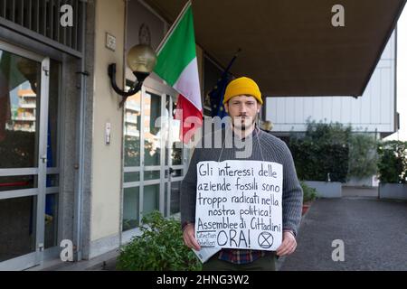 Rom, Italien. 16th. Februar 2022. Extinction Rebellion-Aktivisten setzen ihren Hungerstreik fort und demonstrieren vor dem Ministerium für ökologischen Wandel in Rom (Foto: Matteo Nardone/Pacific Press) Quelle: Pacific Press Media Production Corp./Alamy Live News Stockfoto