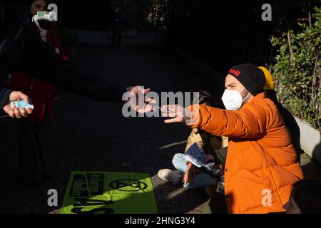 Rom, Italien. 16th. Februar 2022. Ein Aktivist der Extinction Rebellion übergibt seinen Ausweis an die Polizeibeamten (Foto: Matteo Nardone/Pacific Press) Quelle: Pacific Press Media Production Corp./Alamy Live News Stockfoto