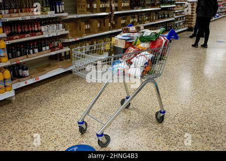 London, Großbritannien. 16th. Februar 2022. Im Supermarkt ist ein Trolley mit Lebensmitteln zu sehen. Der Verbraucherpreisindex (VPI), ein Indikator für die Inflation, ist im Januar auf das 30-Jahres-hoch mit 5,5 % gestiegen. Wirtschaftsexperten warnen davor, dass der Verbraucherpreisindex im April weiter auf 8 % ansteigen wird, wodurch die britische Regierung die Energiepreisobergrenze aufheben wird, was Tausende von britischen Bürgern zu einer Lebenskrise führt. Kredit: SOPA Images Limited/Alamy Live Nachrichten Stockfoto