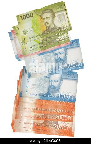 Chilenische Banknoten auf weißem Hintergrund isoliert. Stockfoto