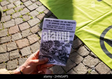 Rom, Italien. 16th. Februar 2022. Extinction Rebellion-Aktivisten setzen ihren Hungerstreik fort und demonstrieren vor dem Ministerium für ökologischen Wandel in Rom (Foto: Matteo Nardone/Pacific Press/Sipa USA) Quelle: SIPA USA/Alamy Live News Stockfoto