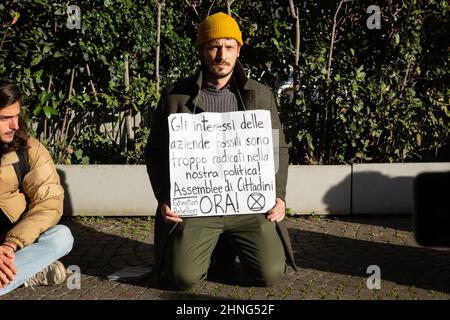 Rom, Italien. 16th. Februar 2022. Extinction Rebellion-Aktivisten setzen ihren Hungerstreik fort und demonstrieren vor dem Ministerium für ökologischen Wandel in Rom (Foto: Matteo Nardone/Pacific Press/Sipa USA) Quelle: SIPA USA/Alamy Live News Stockfoto