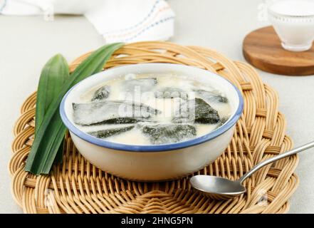 Es Cincau Hijau oder Grüngrasgelee (Cincau Ijo), indonesisches Dessert aus Cincau Leaf mit Kokosmilch und Palmzucker. Beliebt beim Frühstück Stockfoto