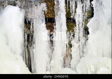 St. Charles, Illinois, USA. Ein Wasserfall in einem Bach, der durch kontinuierliche Temperaturen unter dem Gefrierpunkt gebildet wird. Stockfoto