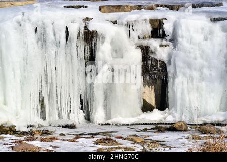 St. Charles, Illinois, USA. Ein Wasserfall in einem Bach, der durch kontinuierliche Temperaturen unter dem Gefrierpunkt gebildet wird. Stockfoto