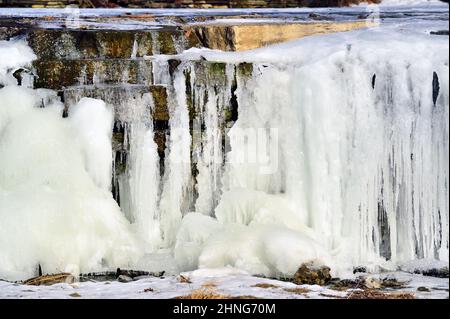 St. Charles, Illinois, USA. Ein Wasserfall in einem Bach, der durch kontinuierliche Temperaturen unter dem Gefrierpunkt gebildet wird. Stockfoto