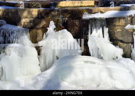 St. Charles, Illinois, USA. Ein Wasserfall in einem Bach, der durch kontinuierliche Temperaturen unter dem Gefrierpunkt gebildet wird. Stockfoto