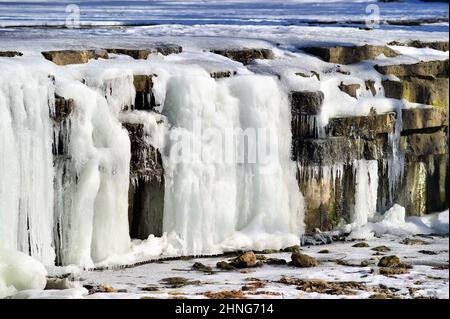 St. Charles, Illinois, USA. Ein Wasserfall in einem Bach, der durch kontinuierliche Temperaturen unter dem Gefrierpunkt gebildet wird. Stockfoto