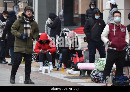 Peking, China. 12th. Februar 2022. Kunden, die Schlange stehen, um „Bing Dwen Dwen“ zu kaufen. Jeden Tag seit der Eröffnung der Olympischen Winterspiele in Peking haben sich Menschen vor dem Lizenzgeschäft in der Wangfujing-Straße in Peking aufgereiht, um Spielzeuge mit dem Maskottchen der Spiele, Bing Dwen Dwen, zu kaufen, die in China zu einem gefragten Gegenstand geworden sind. (Foto von Sheldon Cooper/SOPA Images/Sipa USA) Quelle: SIPA USA/Alamy Live News Stockfoto