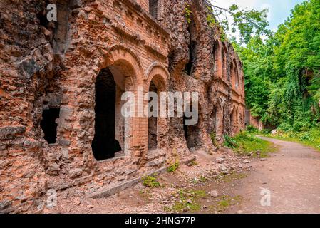 Fußweg durch zerbröckelnde alte Ziegelsteine verlassenen Forts an sonnigen Tagen Stockfoto