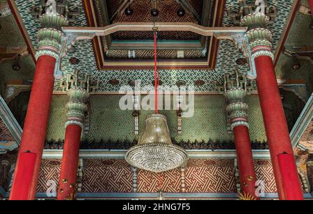 Bangkok, Thailand - Feb 10, 2020 : Architektur tempel im chinesischen Stil mit dekorativem Kronleuchter an der Decke und roten Säulen im Wat Bhom Stockfoto