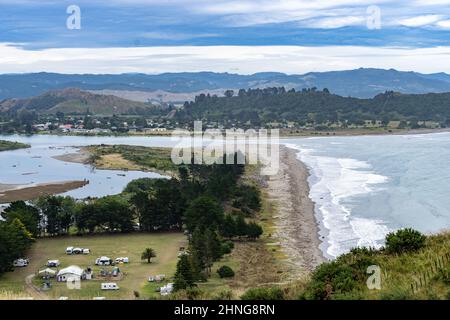 Blick auf die Küste der Tolaga Bay und die Mündung vom Hügel oben auf der Ostküste Nordinsel Neuseelands. Stockfoto