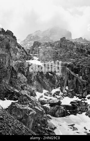 Aktru-Tal im Altai-Gebirge. Steile Klippen und Felsen ertrinken in Wolken. Reine Natur Sibiriens, Russland Stockfoto