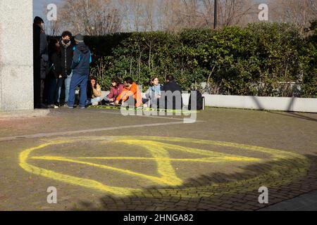 Rom, Italien. 16th. Februar 2022. Extinction Rebellion-Aktivisten setzen ihren Hungerstreik fort und demonstrieren vor dem Ministerium für ökologischen Wandel in Rom (Foto: © Matteo Nardone/Pacific Press via ZUMA Press Wire) Stockfoto