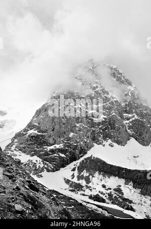 Aktru-Tal im Altai-Gebirge. Felsen und Steine umgeben von hohen, wolkenbedeckten Bergen. Reine Natur Sibiriens, Russland Stockfoto