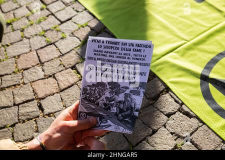 Rom, Italien. 16th. Februar 2022. Extinction Rebellion-Aktivisten setzen ihren Hungerstreik fort und demonstrieren vor dem Ministerium für ökologischen Wandel in Rom (Foto: © Matteo Nardone/Pacific Press via ZUMA Press Wire) Stockfoto