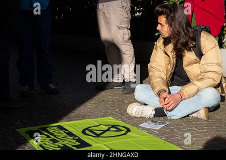 Rom, Italien. 16th. Februar 2022. Extinction Rebellion-Aktivisten setzen ihren Hungerstreik fort und demonstrieren vor dem Ministerium für ökologischen Wandel in Rom (Foto: © Matteo Nardone/Pacific Press via ZUMA Press Wire) Stockfoto