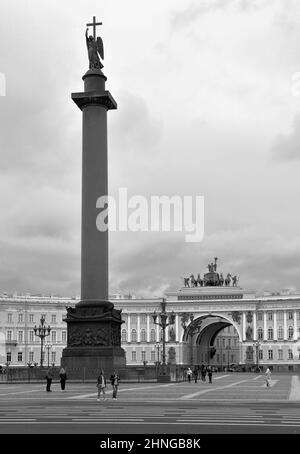 Sankt Petersburg/Russland-09.01.2020: Palastplatz in Sepia-Farben. Hohe alexandrinische Säule mit einem Engel und dem Kreuz, der Generalstab baut mit Stockfoto