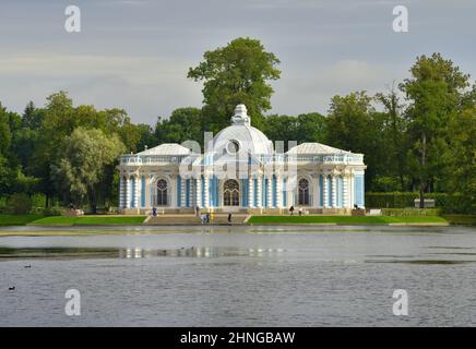 Puschkin/Sankt Petersburg / Russland-09.03.2020: Grotto-Pavillon. Elegantes Gebäude am Ufer des Großen Teiches des Catherine Park inmitten der üppigen Folia Stockfoto