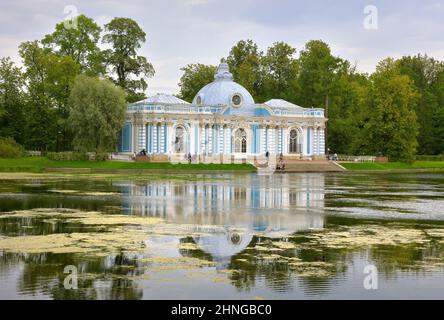 Puschkin/Sankt Petersburg / Russland-09.03.2020: Grotto-Pavillon. Elegantes Gebäude am Ufer des Großen Teiches des Catherine Park inmitten der üppigen Folia Stockfoto