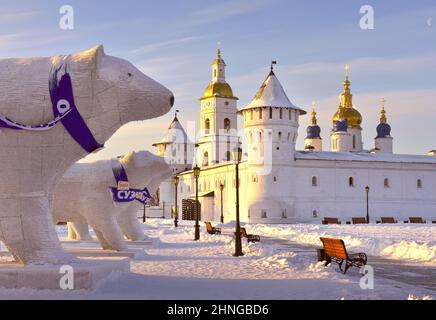 Tobolsk, Sibirien, Russland-01.06.2021: Tobolsker Kreml im Winter. Weihnachtliche Dekoration des Platzes im Innenhof, der Kuppel der Sophienkathedrale. Ein Stockfoto